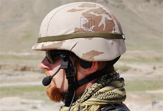 Důstojník elitní 4. brigády rychlého nasazení Jan Čermák v helmě s nacistickým symbolem