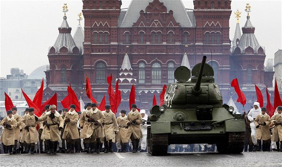 Na moskevském Rudém námstí pochodovaly stovky voják v dobových uniformách a pijely i tanky (7. listopadu 2009)