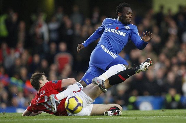 Byl to boj, který nakonec vyhrála Chelsea (v modrém).
