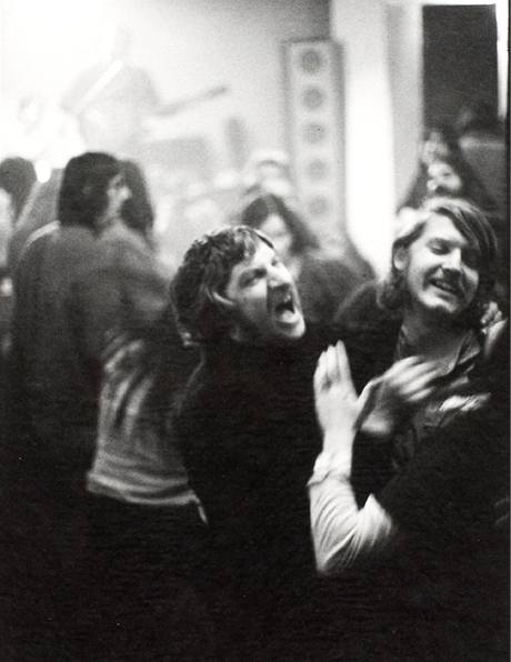 Fotografie Heleny Wilsonové: ."Peťák" Petr Lampl a Paul Wilson, z představení kapel undergroundu, 1971-75 