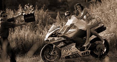 Kalend Dukly 2010 - listopad: motocyklista Jakub Smr a tykaka Kateina Baurov. Vlevo autor Jan Saudek