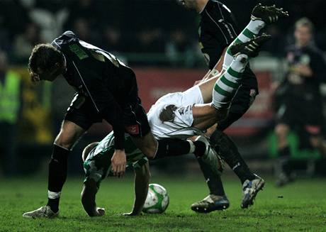 BOLESTIVÝ ZÁPAS. V jednom z mnoha stet úinkoval i Dalibor Slezák, útoník Bohemians 1905 (uprosted).