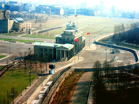 Pohled na Braniborskou brnu v dob, kdy stla Berlnsk ze. Brna patila k vchodonmeckmu zem a byla civilistm nepstupn.