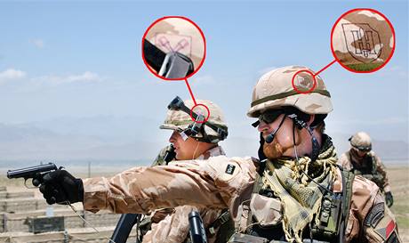 Čeští vojáci v Afghánistánu se symboly SS na přilbách.