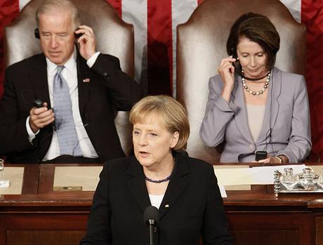 Viceprezident Joe Biden a pedsedkyn Snmovny reprezentant Nancy Pelosiov poslouchaj projev kaclky Angely Merkelov (3. listopadu 2009)