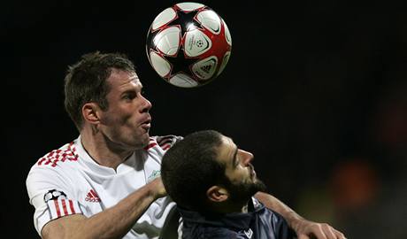 Lyon - Liverpool: Lisandro Lopz (vpravo) a Jamie Carragher