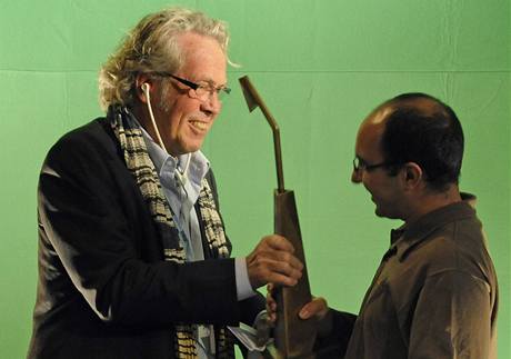 Francouzský režisér s íránskými kořeny Tamadon Mehran (vpravo) získal na 13. Mezinárodním festivalu dokumentárních filmů hlavní cenu pro nejlepší zahraniční dokument za svůj snímek Basídž. Cenu mu předal dánský filmař Jörgen Leth