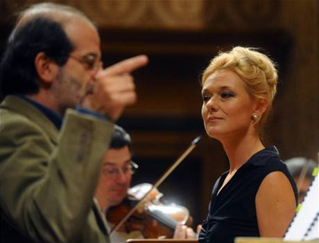 Magdalena Koen s dirigentem Venice Baroque Orchestra Andreou Marconim pi zkouce ped koncertem v Rudolfinu, 1. 11. 2009