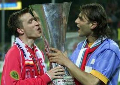 Vladimr micer (vlevo)  s Patrikem Bergrem po vtztsv Liverpoolu ve finle Pohru UEFA 2001 nad Deportivem Alaves.