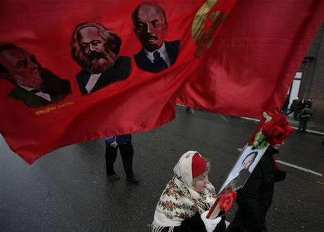 V centru Moskvy vzpomnali na bolevickou revoluci opozin komunist (7. listopadu 2009)