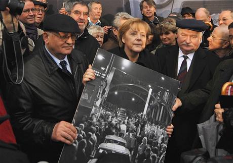 Michail Gorbaov, Angela Merkelov a Lech Walesa; Berln 9. listopadu 2009.