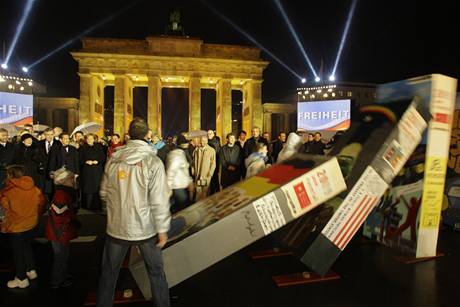 V Berlíně padla 1,5kilometrová zeď z polystyrenových kvádrů (9. listopadu 2009)
