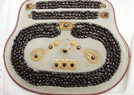 Svtoznámé soupravy 7 kus zlatých perk s 469 eskými granáty z pozstalosti baronky Ulriky von Levetzow mete nyní vidt v Oblastním muzeu v Most
