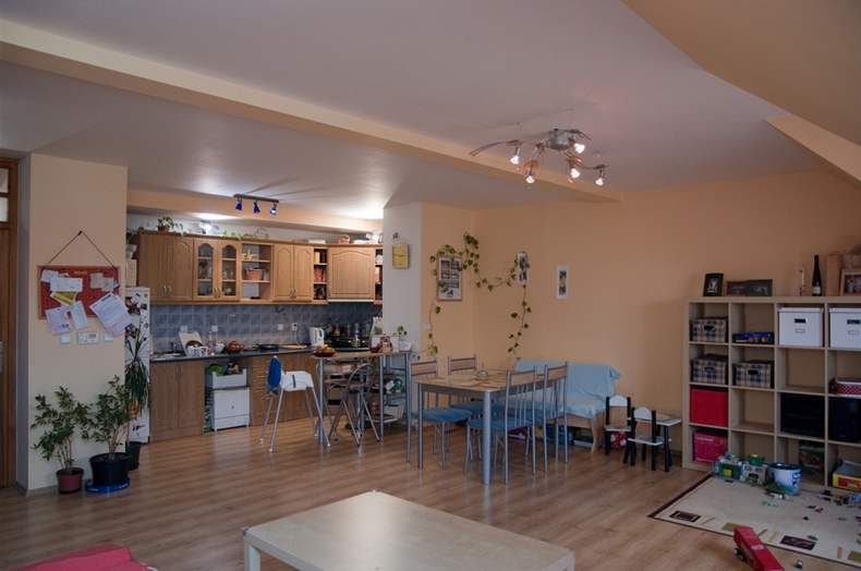 Propojený obývací pokoj s kuchyní ped promnou 