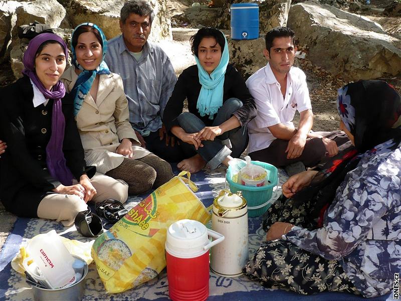 Írán. V lét zamíí lidé z mst na sever  jako tahle rodina z jihoíránského írázu