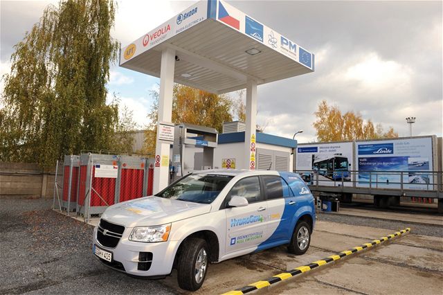 Opel HydroGen4 u první vodíkové pumpy v esku