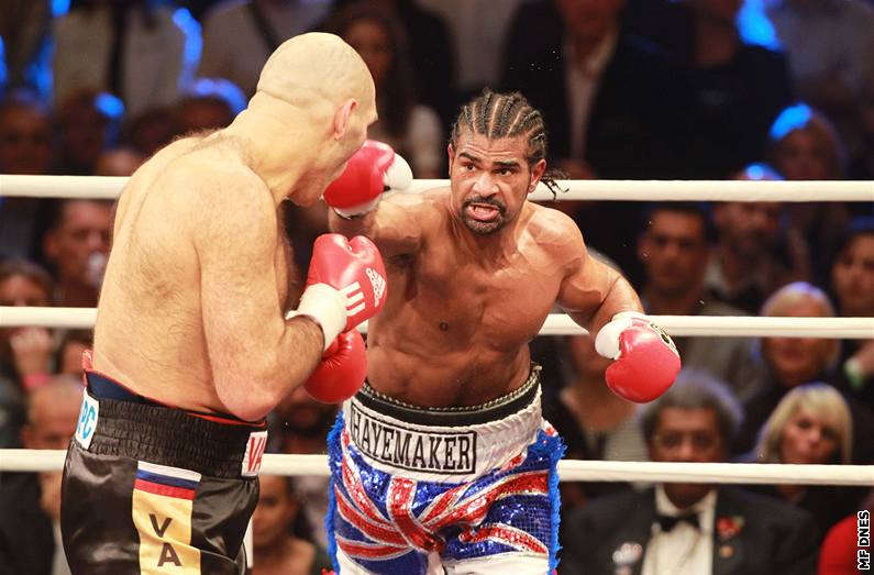 Britský boxer David Haye zvedá ruce nad hlavu a kií. Zato Nikolaj Valujev z Ruska jen smutn kouká ped sebe. Dobojováno: obhájce padl, novým ampionem je Haye.