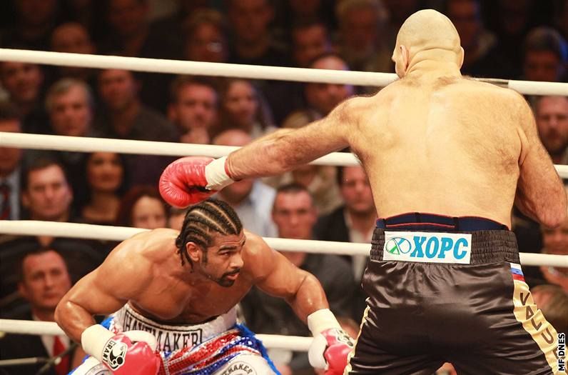 Britský boxer David Haye zvedá ruce nad hlavu a kií. Zato Nikolaj Valujev z Ruska jen smutn kouká ped sebe. Dobojováno: obhájce padl, novým ampionem je Haye.