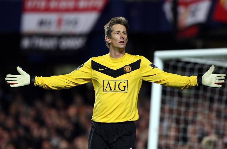 �AS ODEJÍT. Nizozemskému branká�i Edwinu van der Sarovi je u� �ty�icet let a smlouvu má jen do konce sout�ního ro�níku. V p�í�tí sezon� tak v brán� Manchesteru United nejspí� uvidíme jiného gólmana.