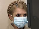 Ukrajinská premiérka Julija Tymoenková v jedné z místních nemocnic západn od Kyjeva (4.11. 2009)