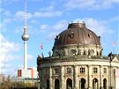 Symbol východního Berlína, televizní v na Alexanderplatzu, se tyí v pozadí za proslulým Bodemuseem