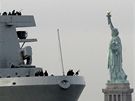 Lo USS New York piplouvá do New Yorku (2. listopadu 2009)