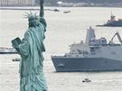 Lo USS New York piplouvá do New Yorku (2. listopadu 2009)
