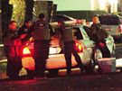 Policisté ekají na své kolegy ped domem majora Nídala Malika Hasana, který stílel na základn Fort Hood v USA (5. listopadu 2009) 