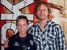 Policistka Kimberly Munley s hudebníkem Dierksem Bentleyem.