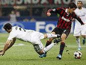 AC Miln - Real Madrid: Pato (vpravo) a Alvaro Arbeloa
