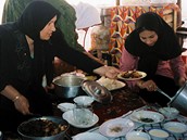 Írán. Íránci propadli výlet�m do p�írody a piknikování � se stany nebo improvizovanými p�íst�e�ky