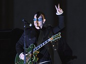 Zpvk irskch U2 Bono se zdrav s 10 tisc fanouk, kte na berlnsk koncert dorazili.