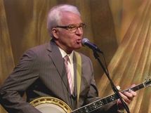 Herec Steve Martin hraje na banjo