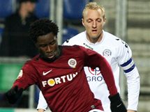 Slovcko - Sparta:   sparan Bony Wilfried (vlevo) a Pavel Nmick