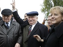 Angela Merkelov, Michail Gorbaov a Lech Walesa v Berln bhem oslav 20. vro pdu Berlnsk zdi (9. listopadu 2009)