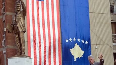 Bill Clinton pijel do Kosova odhalit sochu sebe sama. (1. listopadu 2009)
