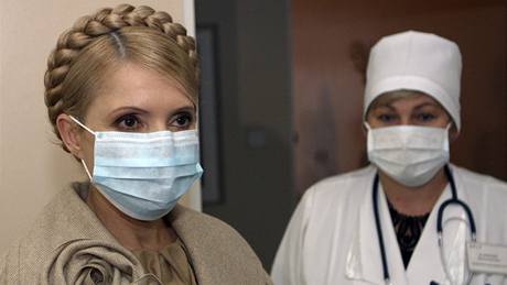 Ukrajinská premiérka Julija Tymoenková v jedné z místních nemocnic západn od Kyjeva (4.11. 2009)