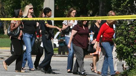 Policisté evakuují zamstnance kanceláské budovy na Florid (6. 11. 2009)