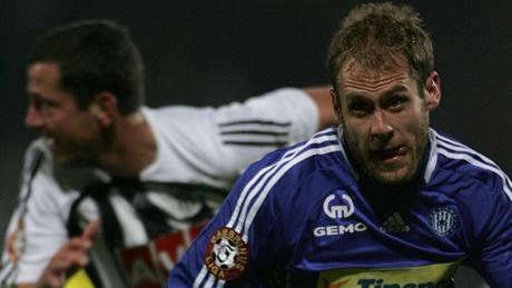 Olomouc - �eské Bud�jovice: domácí Michal Hubník (vpravo) ve sprinterském souboji s Marianem Jarabicou