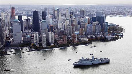 Lo USS New York piplouvá do New Yorku (2. listopadu 2009)