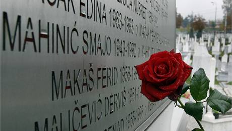 Jména více ne 12 000 obtí genocidy v Sarajevu v letech 1992 - 1995 na památníku v Sarajevu.