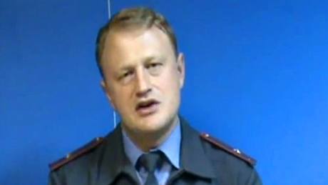 Policejní major Alexej Dymovský  si stuje na pomry v ruské  policii ve videoklipu, který umístil na server YouTube.