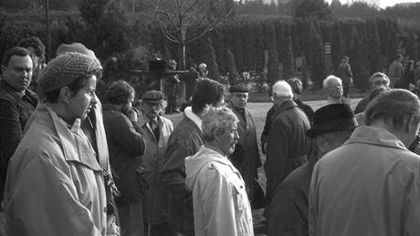 Hosté na Skácelov pohbu.  V pozadí vlevo je vidt básníka Ivana Wernische, spisovatele Ludvíka Vaculíka a pedstavitele brnnských disident Zdeka Pikryla.