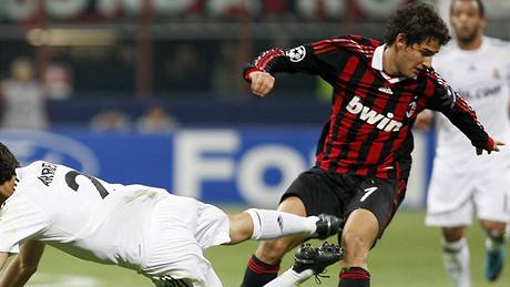 AC Milán - Real Madrid: Pato (vpravo) a Alvaro Arbeloa