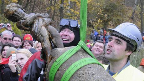 Potápi vylovili z plzeského Kouteckého jezírka sochu andlíka (7. listopadu 2009)