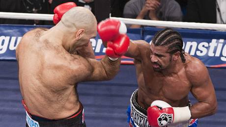 MISTR. David Haye porazil v Norimberku ruského obra Valujeva a stal se ampionem v tké váze WBA.