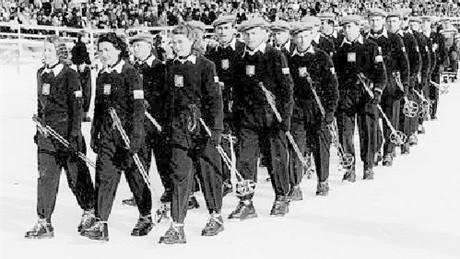 SVATÝ MOIC 1948. eskosloventí sportovci pi slavnostním zahájení u ve sportovním. Pi nástupu nejprve kráeli lyai, za nimi hokejisté v dresech.