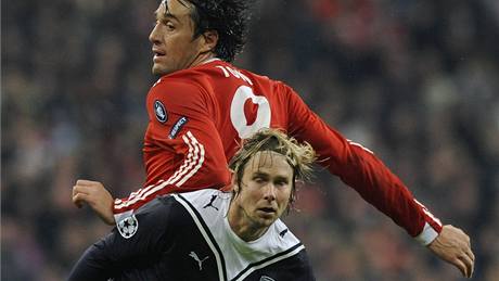 Jaroslav Pla�il v dresu Girondins Bordeaux v souboji s Lukou Tonim z Bayernu Mnichov.