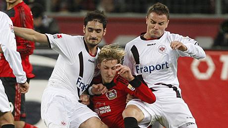 Leverkusen - Frankfurt: domácí Stefan Kiessling (uprosted) a bránící hrái hostí Nikos Liberopoulos (vlevo) a Aleksandar Vasoski.