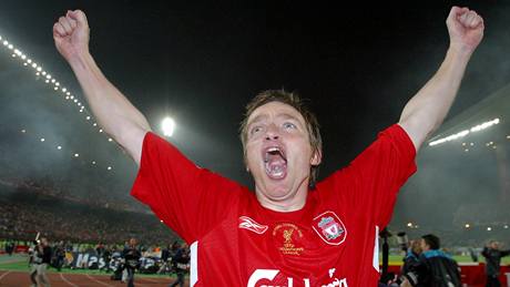 Vladimír Šmicer se v dresu Liverpoolu raduje z triumfu v Lize mistrů 2005.